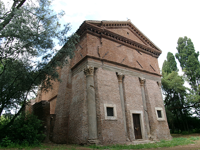 Foto del prospetto di accesso della chiesa.