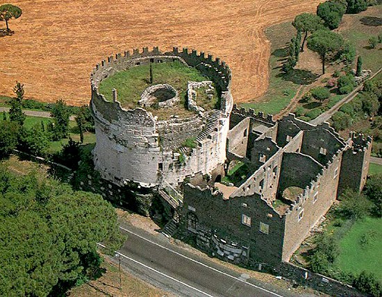 Veduta dall'alto della tomba e del Castrum Caetani