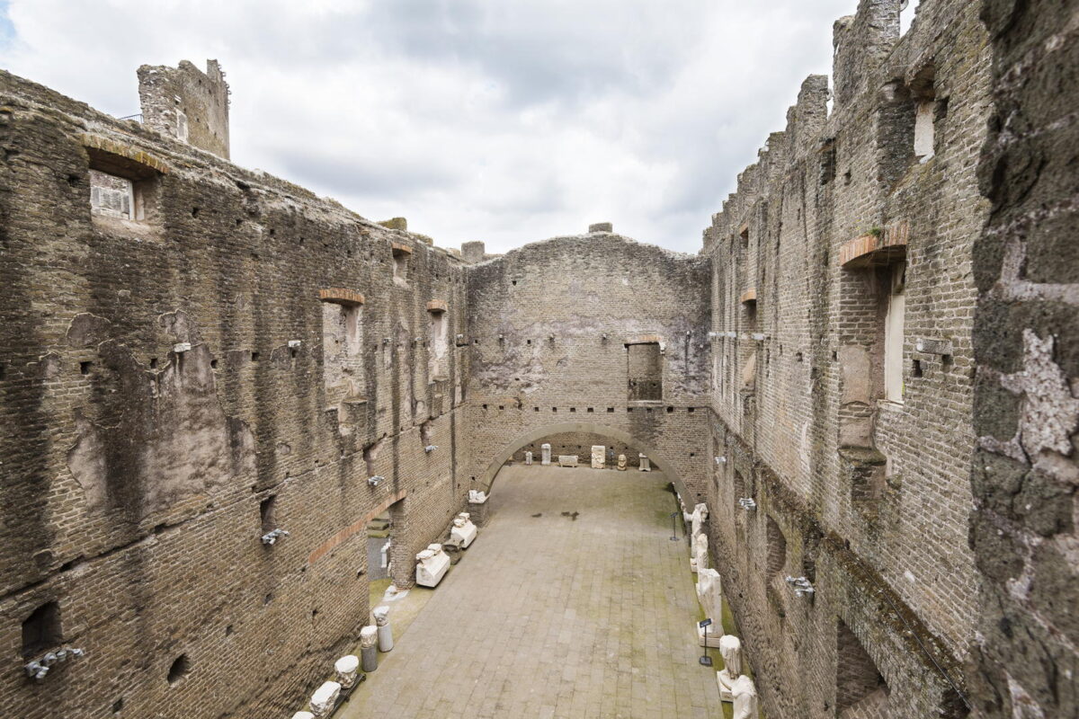 Veduta dall'alto dell'interno del Castrum Caetani che mostra le modifiche apportate in età medievale, adiacenti alla tomba di Cecilia Metella.