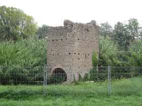 Torre Medievale del X ed il XIV secoloLa torre è stata probabilmente sede di una valca, dove si effettuava la follatura della lana (cioè il suo ammorbidimento) tramite l’utilizzo dell’energia idraulica connessa al fiume Almone; nel terreno tra essa e il Colombario Costantiniano sono stati trovati nel 1999 alcuni condotti idraulici che in certi periodi potrebbero aver condotto un flusso di acqua dal Colombario alla torre.