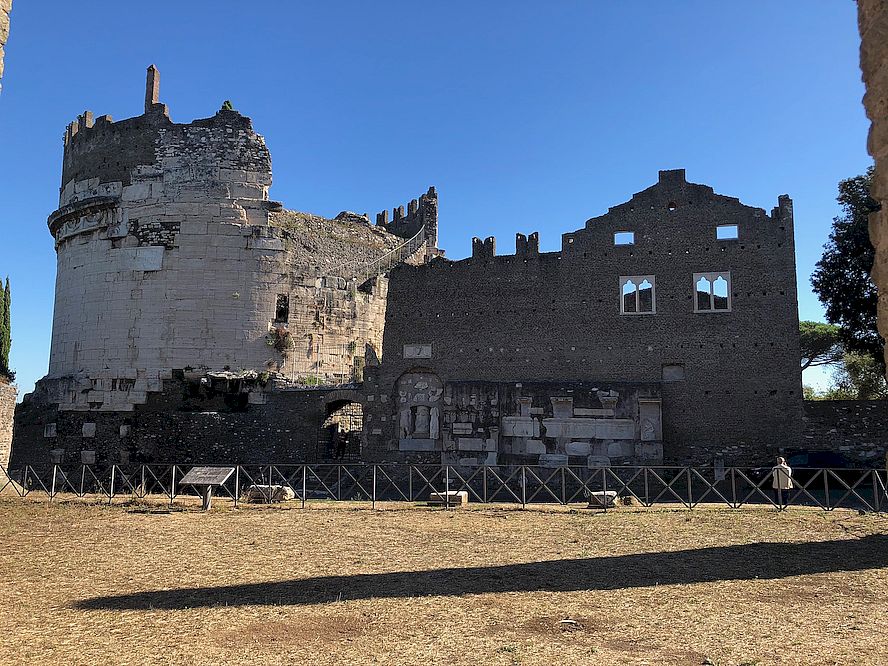 Veduta del mausoleo e della facciata del castello Caetani