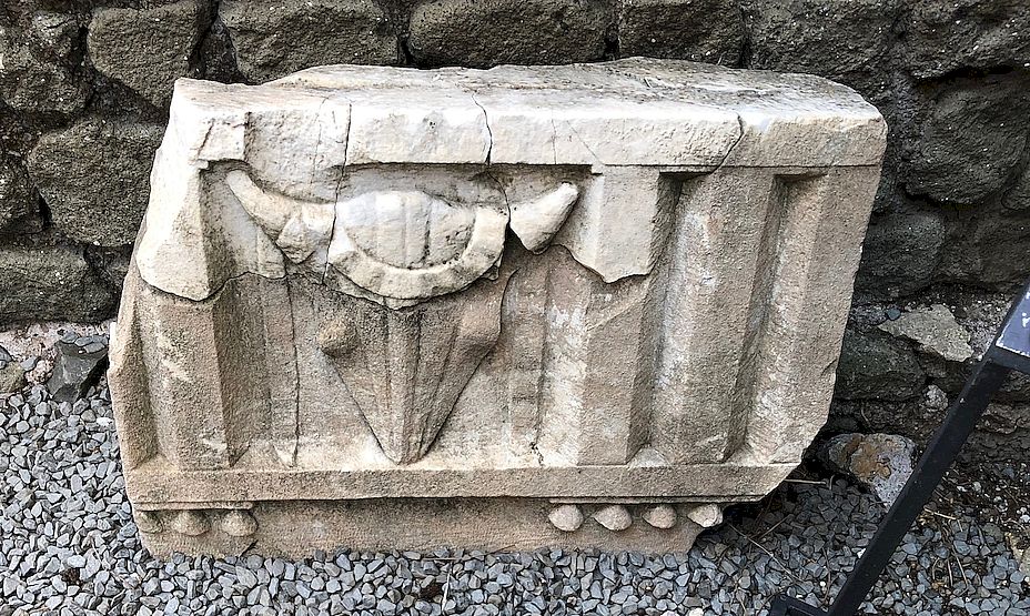 Le lastre di marmo con bucranio e tralci pendenti che decoravano l'esterno della tomba portarono alla denominazione del luogo come "Capo di bove" nel medioevo.