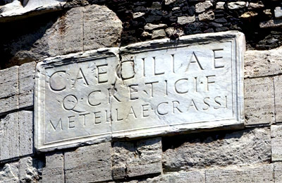 Epigrafe funeraria riportante il nome di Cecilia, la gens di appartenenza, il cognomen ex virtute del padre, e il nome del marito Crasso